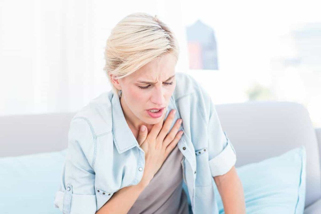 Бледность, нехватка воздуха, боли в груди — частые проявления заболевания