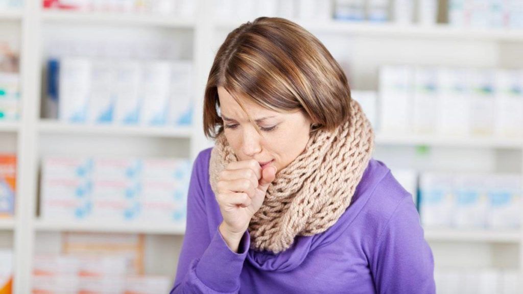 Иногда основным симптомом фибринозного воспаления перикарда является сухой кашель
