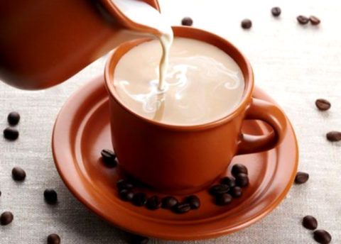 Молоко разбавляет кофе, поэтому в таком случае действие активных компонентов уменьшается