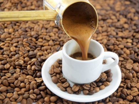 Чашка натурального заварного кофе поможет нормализировать пониженное давление.