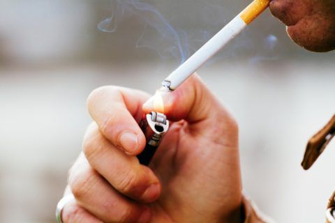 Курение вызывает спазм сосудистой ткани.