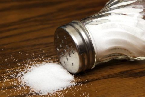 Соль задерживает излишки жидкости в организме.