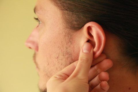 Если снижение пульса сопровождается болью в сердце, рекомендуется в течение 60 секунд помассировать мочку уха
