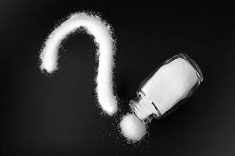 Соль способствует задержке жидкости в организме.