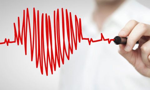 При патологиях ССС сбой ритма сердечной мышцы сопровождается дополнительной симптоматикой.