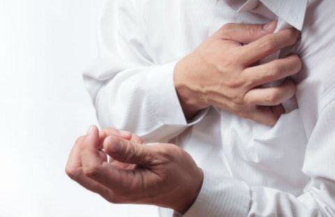Инфаркт миокарда сопровождается острой нестерпимой болью в области груди.
