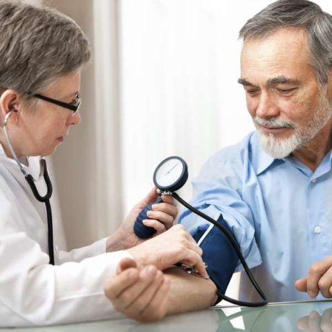 Доктор измеряет давление и пульс