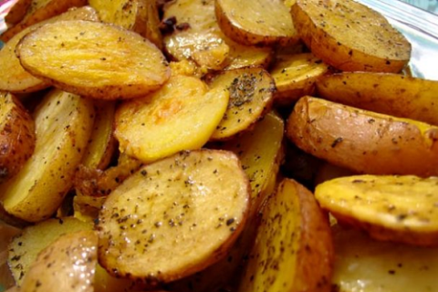 Основа калиевой диеты – картофель, яблоки, курага, изюм