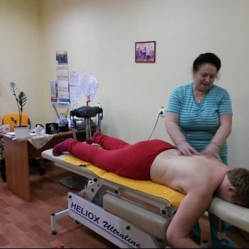 Санаторная реабилитация включает курсы массажа.
