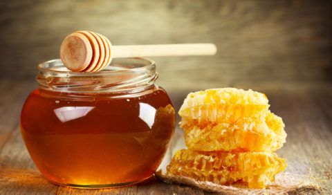 При наличии сердечных патологий сахар необходимо заменить на натуральный мед.