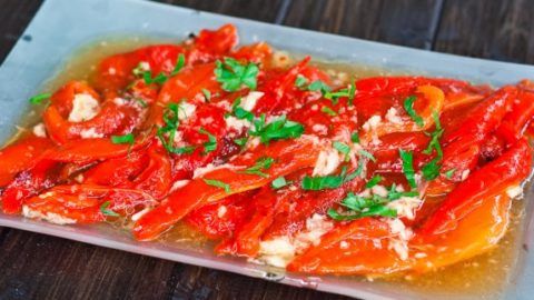 Печеный охлажденный болгарский перец, пересыпанный чесноком – быстрая и полезная закуска