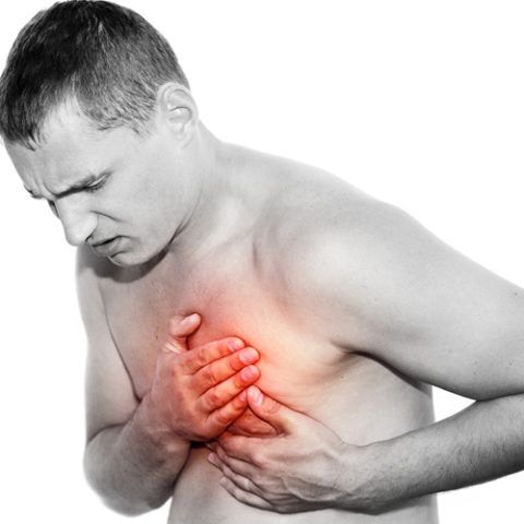 Одним из наиболее частых симптомов является чувство усиления сердцебиения и возникновение боли.