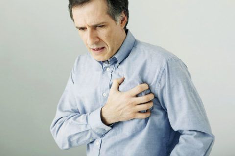 Боль в области грудины не типичный симптом при понижении артериального давления.